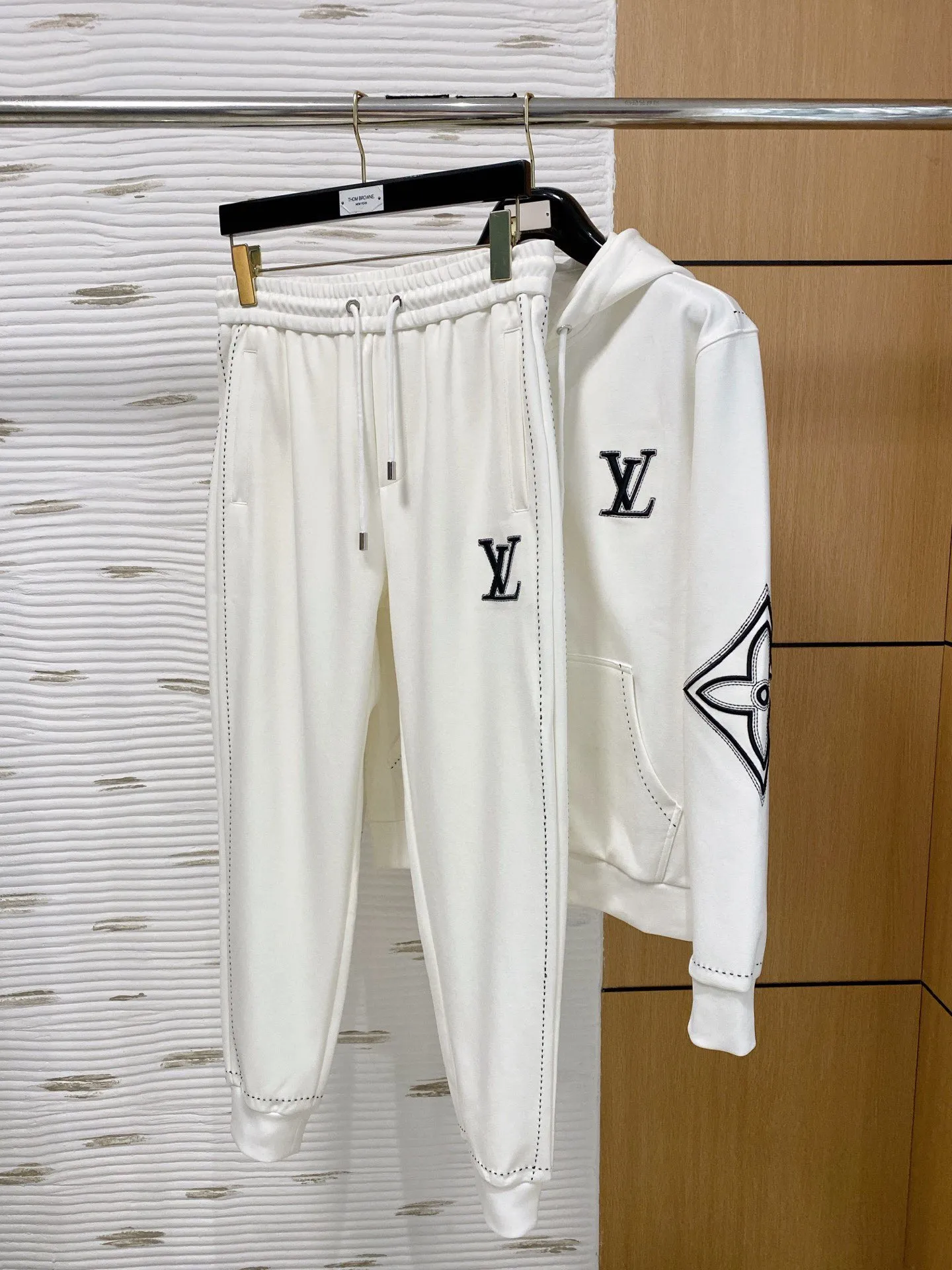 🅿️720 [LV Louis Vuitton] hot-selling suit is coming. Focus on the original version of the official website. 2025 new hot-selling cardigan and sweatshirt suit. The original order is the best. 🇭🇰The meticulous work of top designers. It has a fitting and perfect upper body effect. All-natural high-quality Tencel Roman cotton 100%, close-fitting comfort, noble and elegant! Original hardware embodies elegance and nobility! Counter size: M-3XL (maximum wear up to 190 pounds)